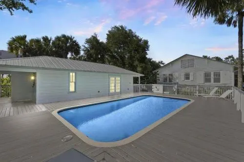 Cabin Style Pool Home w Guesthouse Sleeps 10 - Image 1