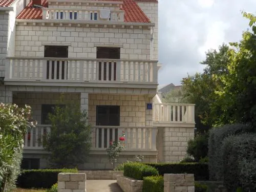 Apartments D & P - Image 1