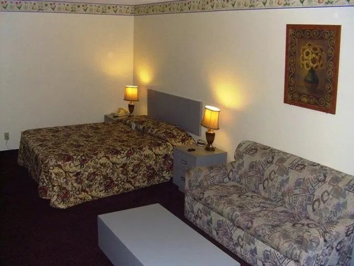 Econo Lodge Watertown - Image 1