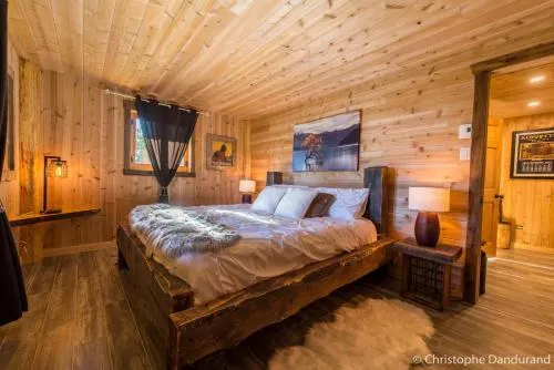 Le Black Bear- Les Chalets Spa Canada - Image 1