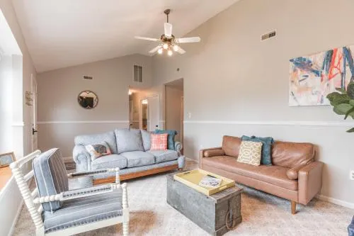 Serene single story, Grill, Fire Pit, fenced yard and Pet friendly stay - Image 1
