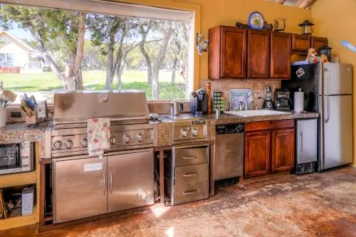 TNT Hill Country Getaways - Image 1