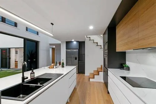 Beachside Buddina Luxury Family House 5 Bedrooms - Image 1