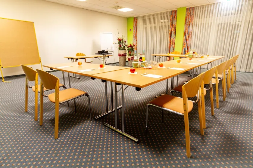 Quality Hotel Dresden West - Image 1