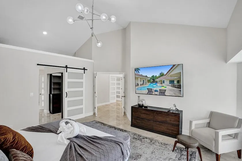 8 Br Villa with Pool & Basketball Court - Image 1