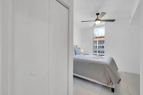 Modern 2 Bed Mins from Brickell With Free Parking - Image 1