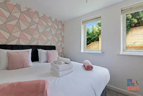 2 bed apt, en suite, Balcony, Wifi, 2 x parking - Image 1