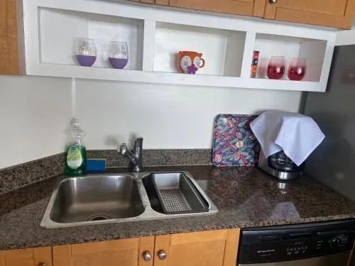 2 bedroom Cando across the lake with stunning lake view - Image 1