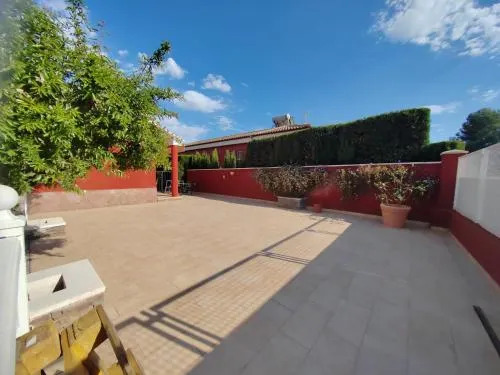 Chalet con piscina en Liria - Image 1
