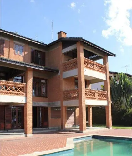 Aconchegante e ampla casa na Granja Viana - Image 1