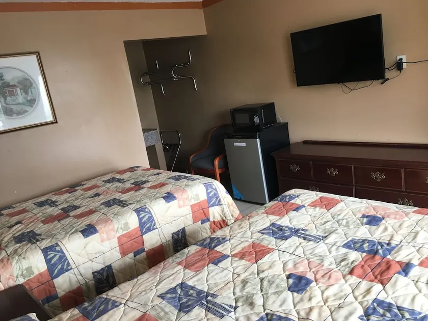 Budget Inn And Suites - Image 1