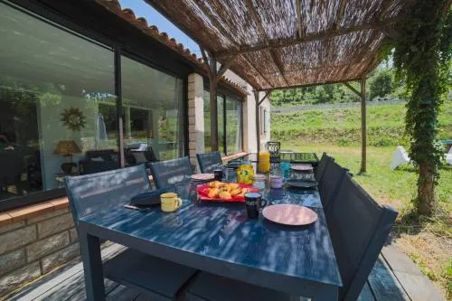 Maison du Riou vue sur colline avec piscine - Image 1