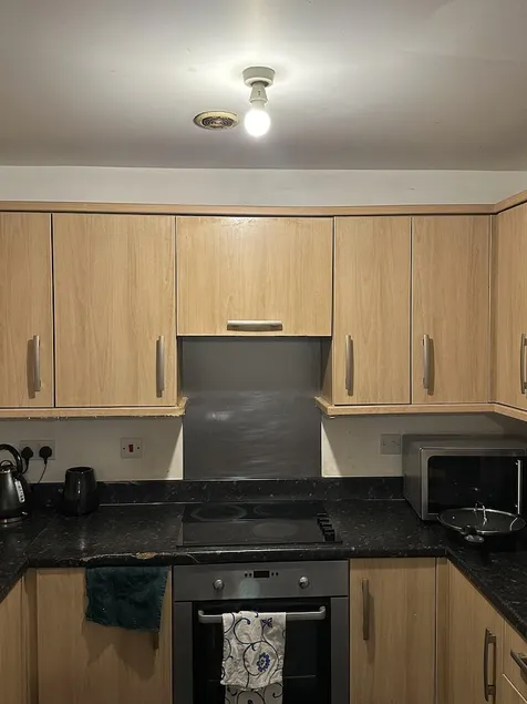 Immaculate 2-bed Apartment in Greenhithe - Image 1