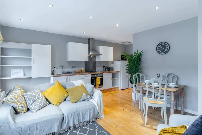 Stylish 2 bed flat with ensuites - Image 1
