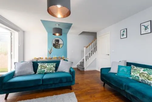 3 Bedroom House Ashford Kent Free Parking Free WiFi Big Monthly Discounts Sleeps 5 Elite Stays UK - Image 1