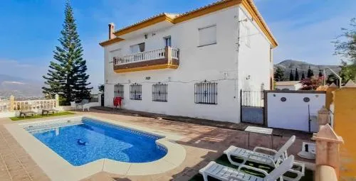 ViÃ±uela Villa With Pool & Lake Views By Homing - Image 1
