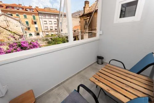 Old Town Small Apartments - Image 1