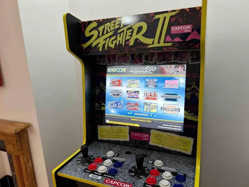 Essex 2-bed House nr Stanstead With Arcade Machine - Image 1