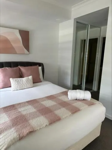 2 On Trend Condo near Crown 1BR Pool+Gym - Image 1
