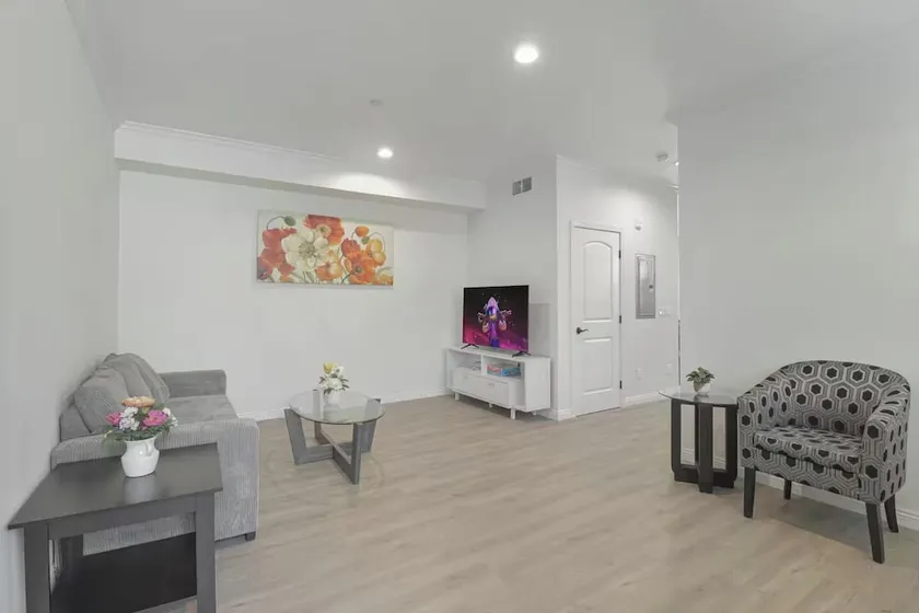 Stylish Pasadena Stay Near Old Town Rose Bowl - Image 1