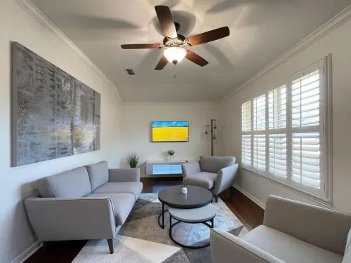 Cheerful 5 Bedroom Home with Heated Pool - Image 1