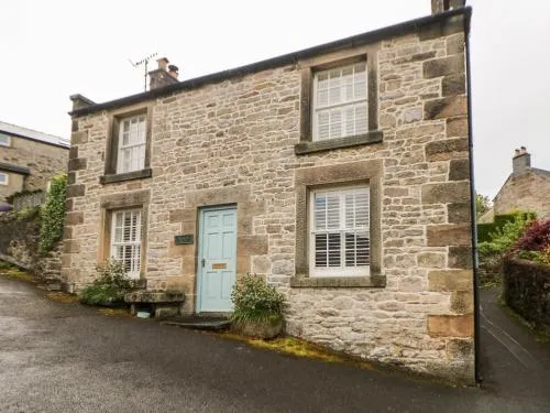 BRADLEY HOUSE, pet friendly, character holiday cottage in Winster - Image 1