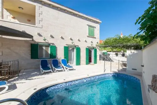 Nice Home in Supetar-mirca With Sauna, Wifi and 4 Bedrooms - Image 1