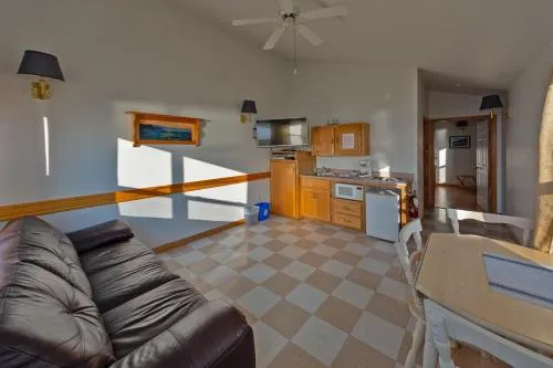 Ocean View Motel & Chalet - Image 1