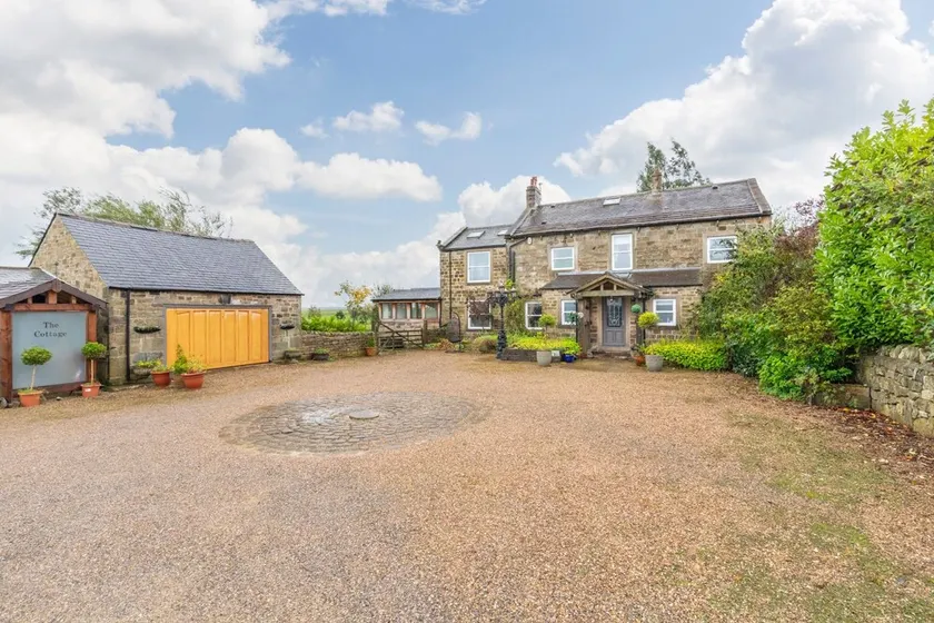 Country Farmhouse, Sleeps 13 & New 8seater Hot Tub - Image 1
