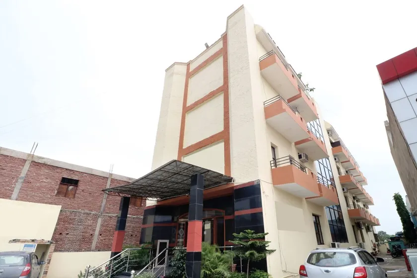 Oyo 17381 Hotel City Look - Image 1