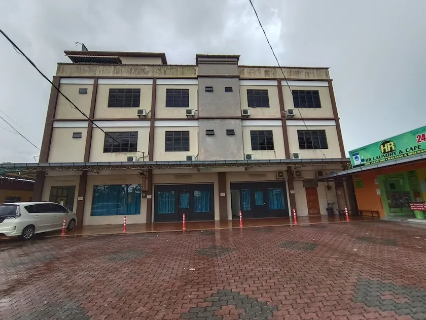 OYO 90868 Oba Hotel - Image 1