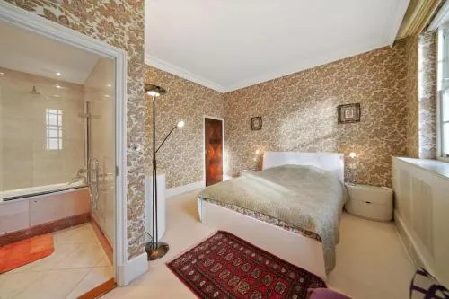 Three Bedroom Flat in Belgravia - Image 1