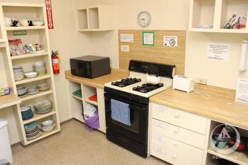 HI Honolulu University Hostel - Image 1