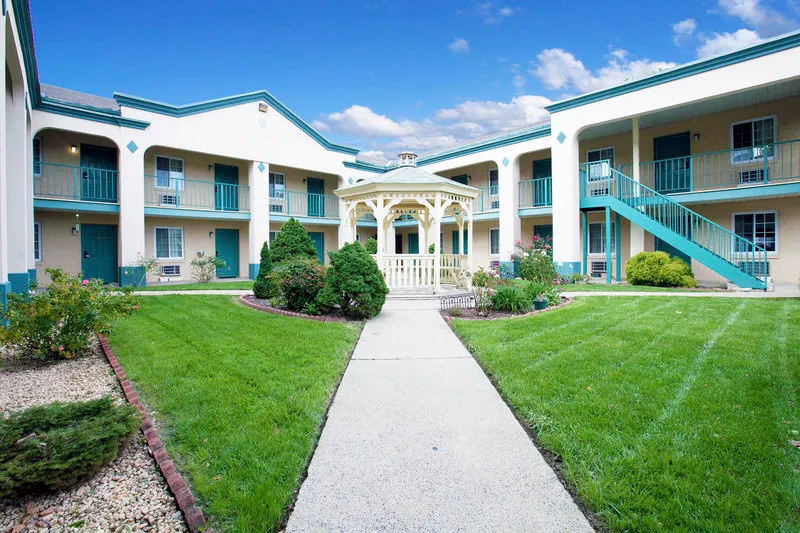 Bay Side Inn & Suites - Image 1