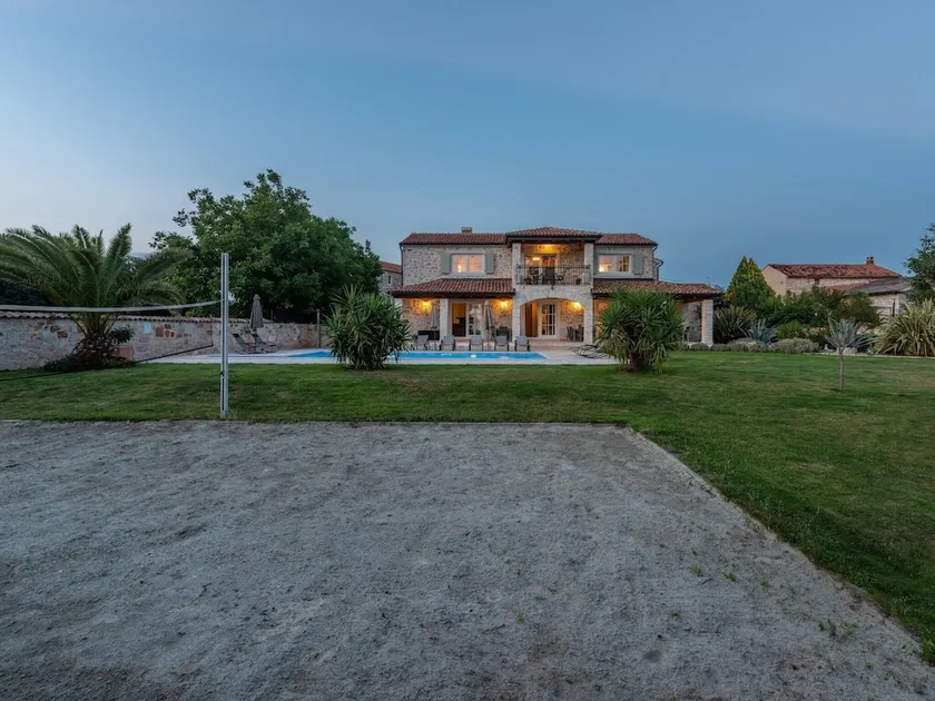 Picturesque Villa in Verteneglio With Pool - Image 1