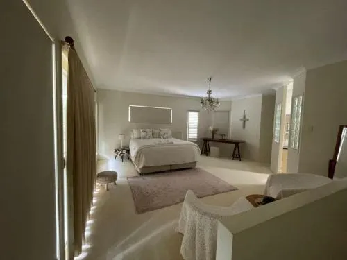 Walk to beach luxe family home - Image 1