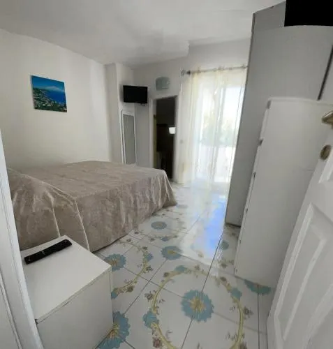 Iside - Image 1