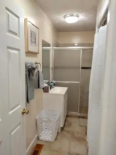 3 Bed 2 Bath House Quiet & downtown Smart TVs in all rooms Whole house to yourself - Image 1