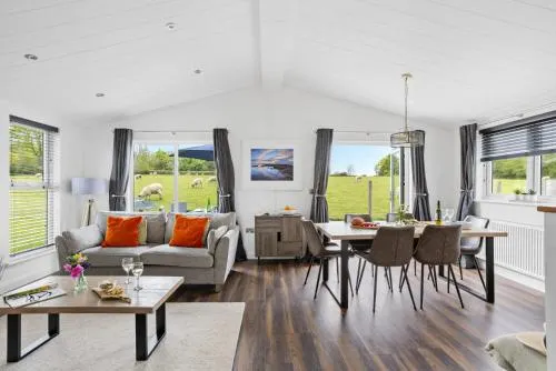 Hornbeam Lodge, 19 Roadford Lake Lodges - Image 1