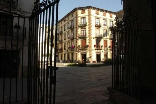 Hostal Paris - Image 1