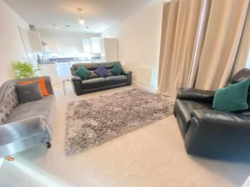 Luxurious and Spacious 2 Bedroom Flat - Image 1