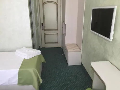 Hamlet Hotel - Image 1