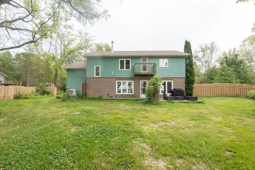 GLOBALSTAY. Cheerful Waterfront 5-Bedroom Cottage with Fireplace - Image 1