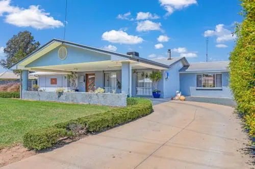 Guthrie's Place - Family Resort Style Home by Echuca Holiday Homes - Image 1