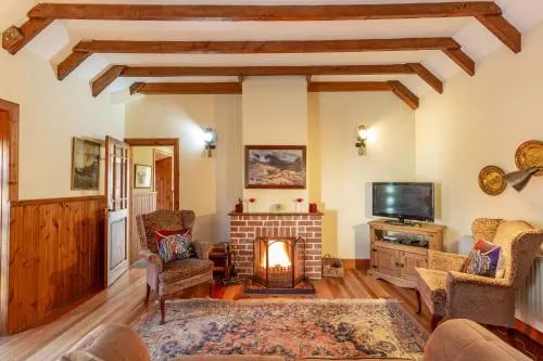 Chapelton Coachman's Cottage - a Cottage That Sleeps 4 Guests in 2 Bedrooms - Image 1