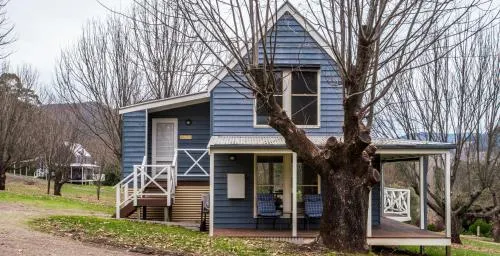 Abbys Cottages Bright - Image 1