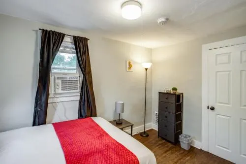 3BR Home with In-Unit Laundry Parking and Sound Bar - Image 1