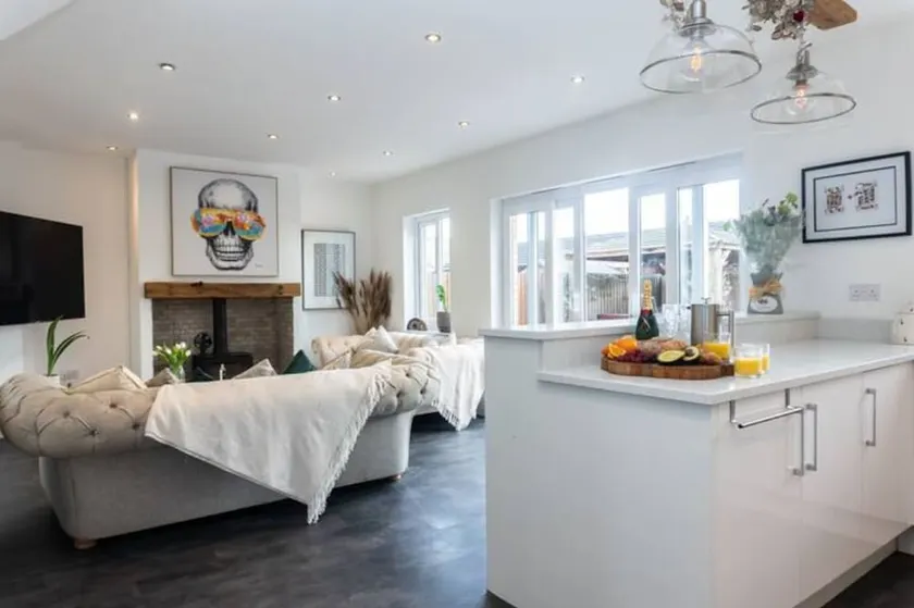 4 Bed-House Sleep 10-Parking-HotTub-Wifi - Image 1