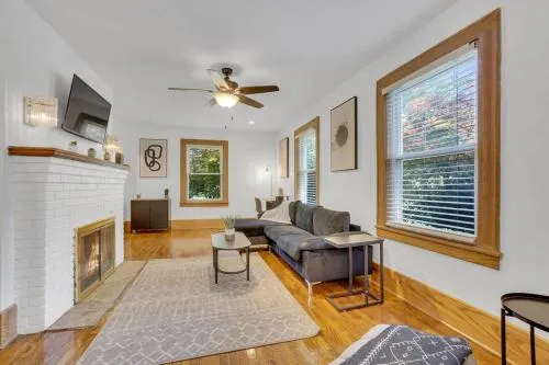 Lovely Bright Lansing Home 3 Bedrooms 2 Bathrooms - Image 1