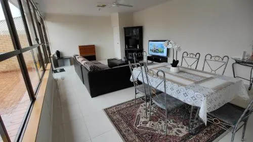 Tuggeranong Short Stay #11C Sleeps 8 - Image 1